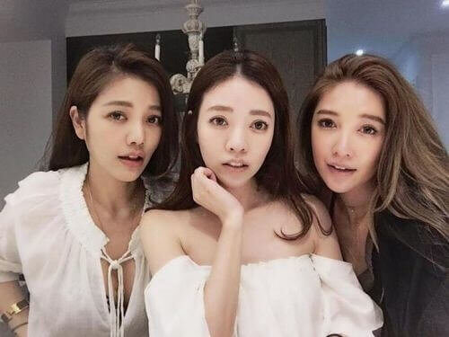 Two Daughters And Their Mom - Who Is Who?